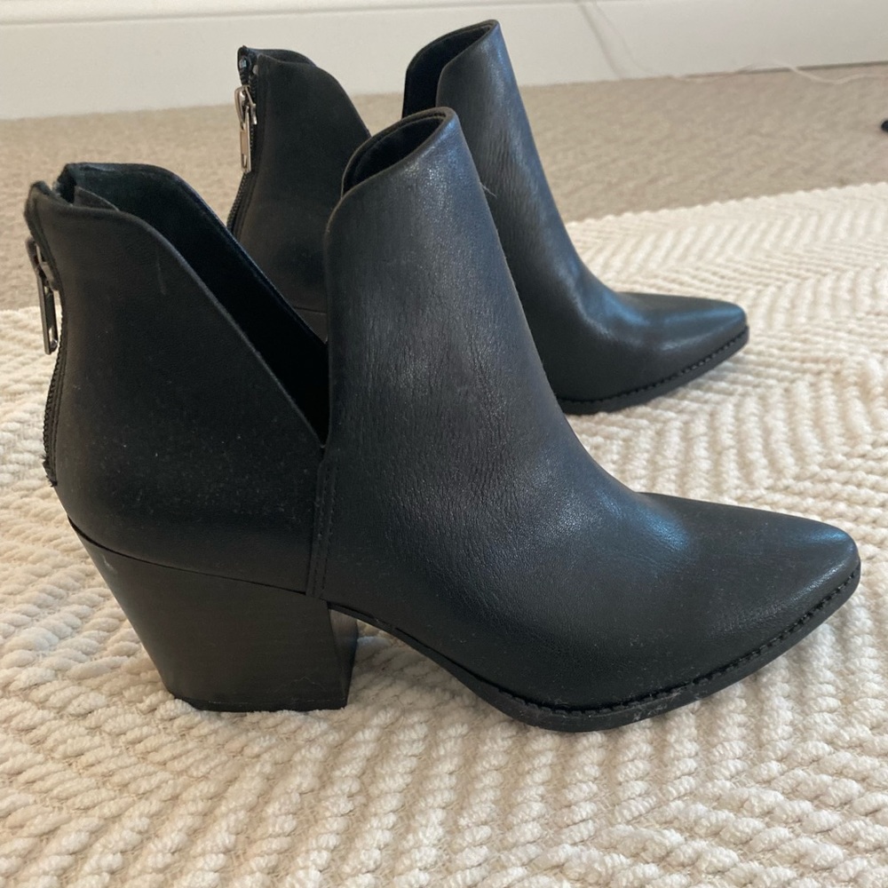 Black Pointed Toe Booties - size 6- Sun and Stone